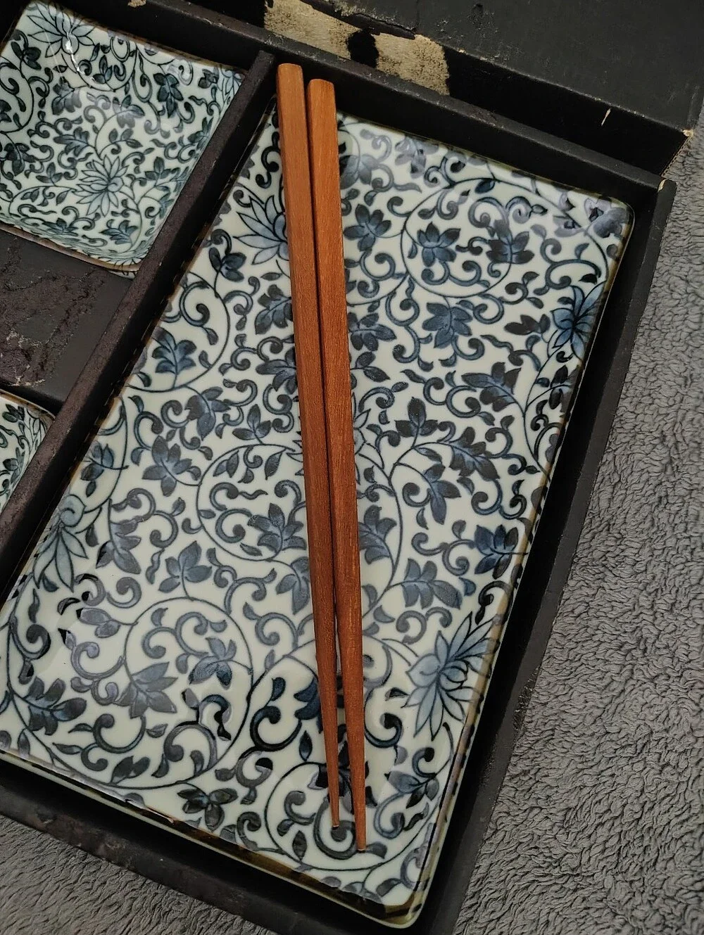 Kanesada 40Blue and White Floral Sushi Set with Wooden Chopsticks